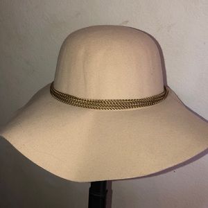 Floppy hat with chain